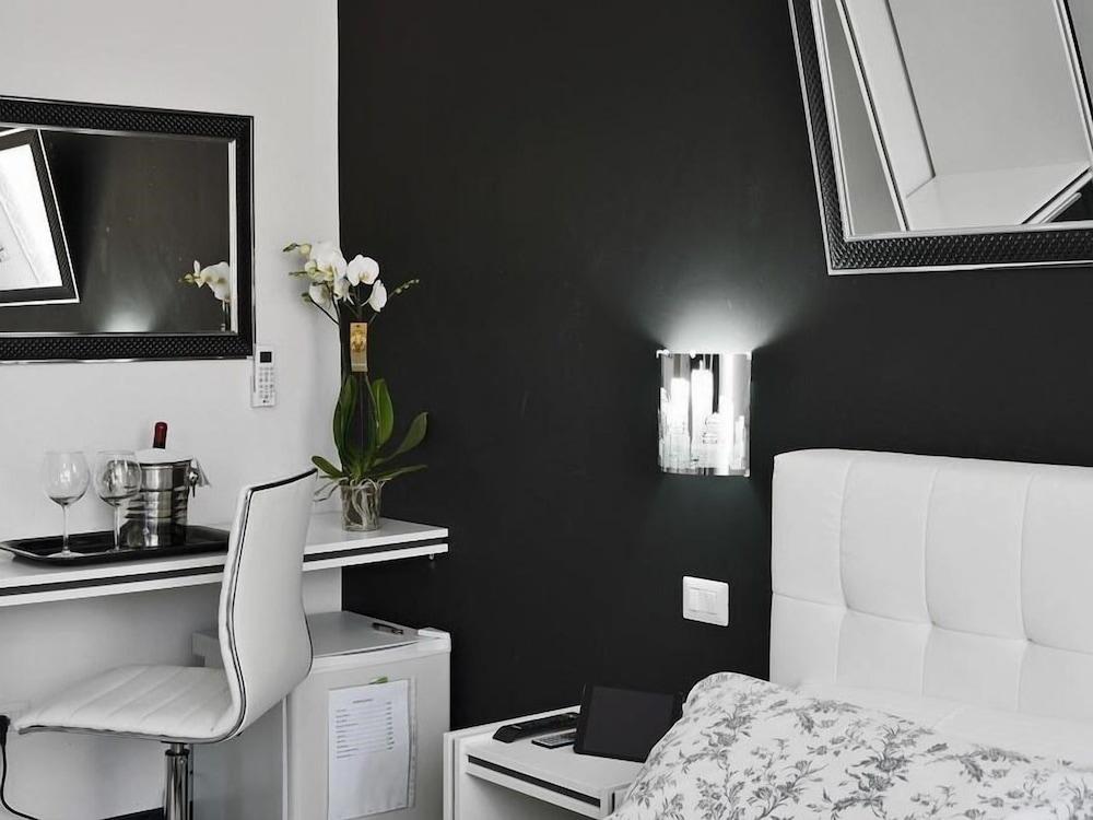 Black & White G&g Bed & Breakfast Rome