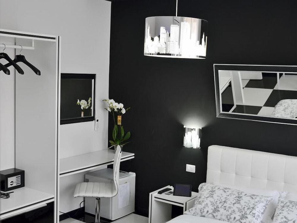 Black & White G&g Bed & Breakfast