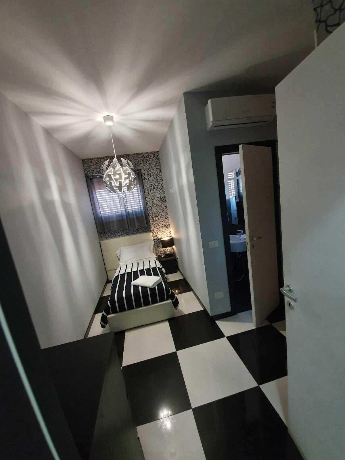 Bed & Breakfast Black & White G&g