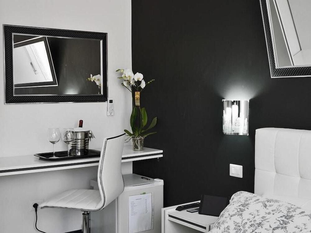Black & White G&g