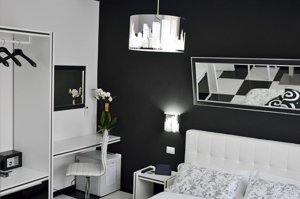 Bed & Breakfast Black & White G&g