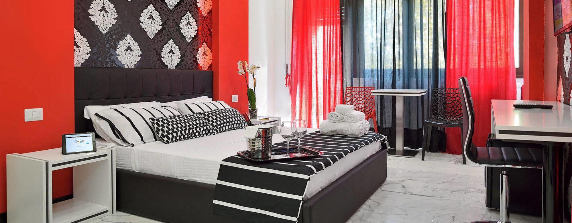 Bed & Breakfast Black & White G&g